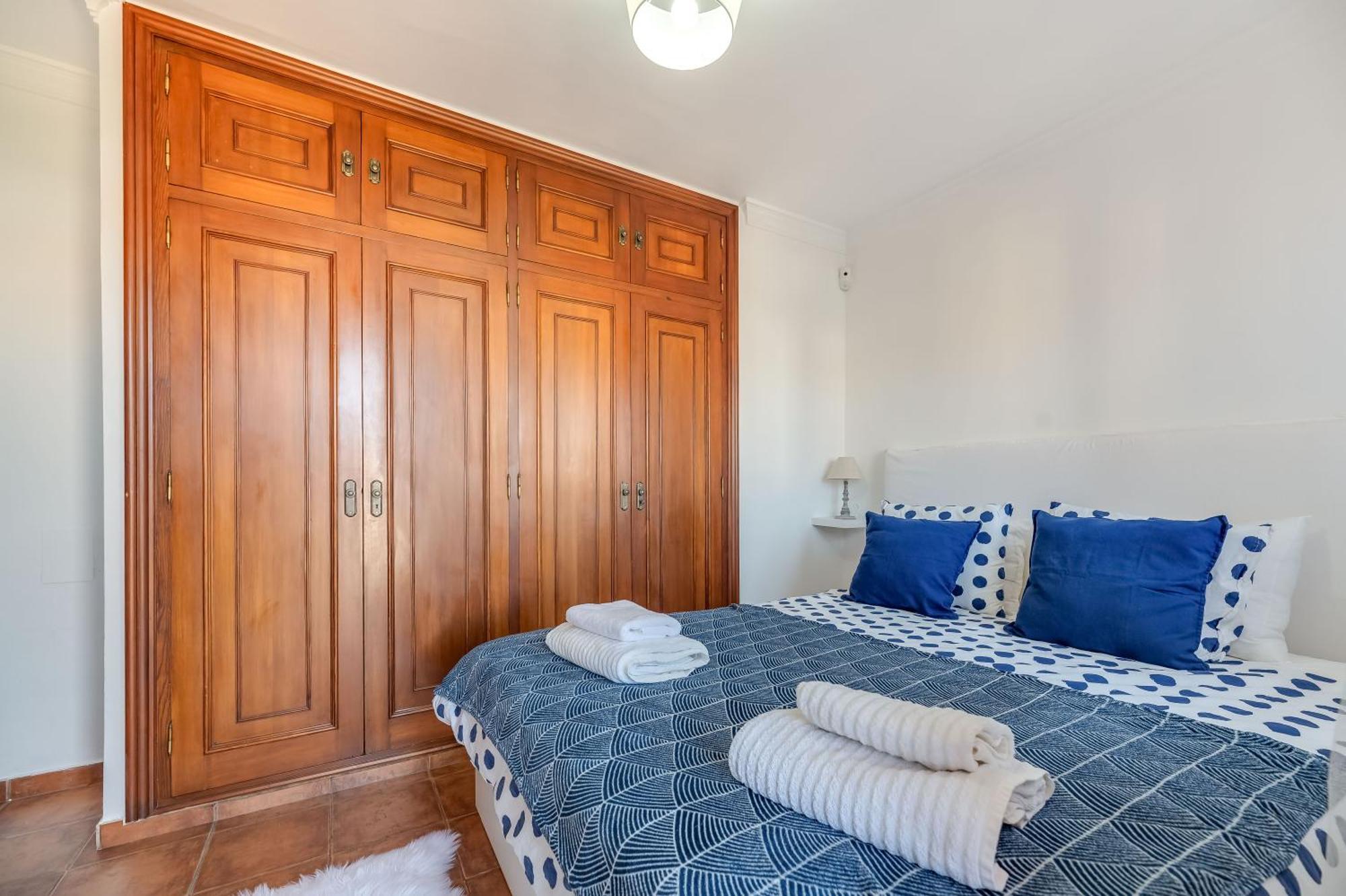 Classic 5 Bdrm Andalucian W Pool & Sea View Apartamento Marbella